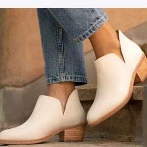 NEW...Nisolo Suitable Mia Classic Ankle Bootie....Size 9.5